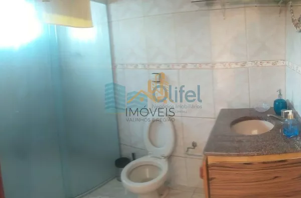 Excelente sobrado em bairro residencial próximo ao centro na cidade de Louveira, com 3 suítes com planejados, avarandada, 2 amplas salas, cozinha planejada, área gourmet com churrasqueira, quintal, 2 vagas de garagem.  Agende a sua visita. - Foto 7