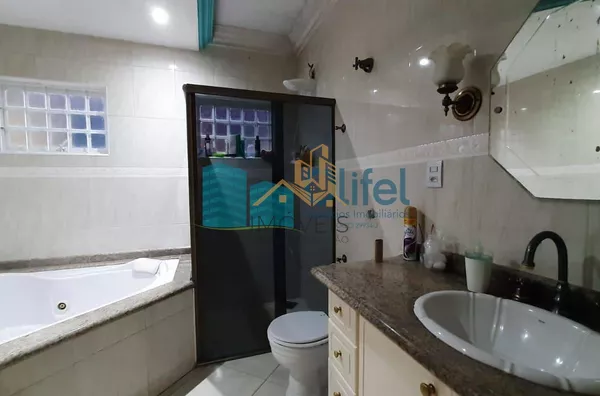 Excelente casa de esquina em bairro residencial, próximo ao centro na cidade de Louveira.  Possui 3 dormitórios sendo 1 suíte com closet e banheira de hidromassagem de 4 lugares. Sala 3 ambientes, sala de TV, escritório, despensa e lavanderia fechada. Pos - Foto 8
