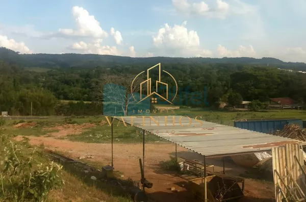 Área comercial/industrial,  com excelente localização de frente a rodovia.   Ótima topografia com platôs. Possibilidade de desmembramento, sendo a frente o valor de R$ 450,00 o metro e a parte de trás, R$ 385,00 o metro.  *Analisa permuta e possibilidade