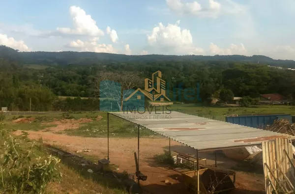 Área comercial/industrial,  com excelente localização de frente a rodovia.   Ótima topografia com platôs. Possibilidade de desmembramento, sendo a frente o valor de R$ 450,00 o metro e a parte de trás, R$ 385,00 o metro.  *Analisa permuta e possibilidade