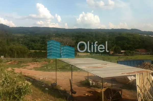 Área comercial/industrial,  com excelente localização de frente a rodovia.   Ótima topografia com platôs. Possibilidade de desmembramento, sendo a frente o valor de R$ 450,00 o metro e a parte de trás, R$ 385,00 o metro.  *Analisa permuta e possibilidade