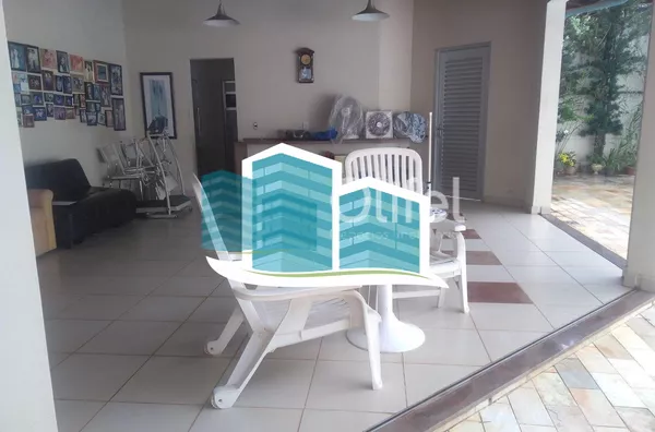 Casa térrea  em condomínio na cidade de Valinhos, contendo apenas escada para  acesso à casa. Localizada  região do Paiquerê, próximo ao Colégio Porto Seguro, Shopping Valinhos. Imóvel  com 3 dormitórios, sendo 1 suíte, todos com armários e ar condicionad - Foto 9