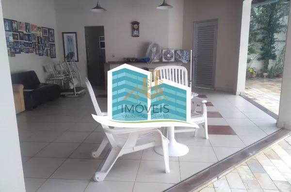Casa térrea  em condomínio na cidade de Valinhos, contendo apenas escada para  acesso à casa. Localizada  região do Paiquerê, próximo ao Colégio Porto Seguro, Shopping Valinhos. Imóvel  com 3 dormitórios, sendo 1 suíte, todos com armários e ar condicionad - Foto 9