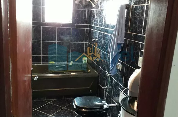 Excelente sobrado em bairro residencial na cidade de Louveira,  com 4 dormitórios, sendo 1 suíte com hidromassagem, banheiro social, sala, cozinha /copa e escritório. Edícula com 1 quarto, banheiro, cozinha e lavanderia.  Confira!!! - Foto 18