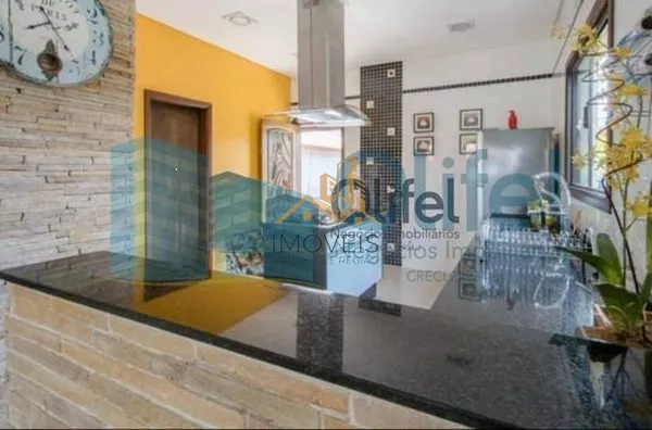 Excelente casa, estilo chácara, com belíssimo acabamento na cidade de Louveira com 1200 m² AT | 500 m² AC, sendo 03 dormitórios, sendo 1 master com closet, 03 banheiros, sala de TV, estar e jantar, lareira, adega, cozinha integrada rica em armários e i - Foto 22