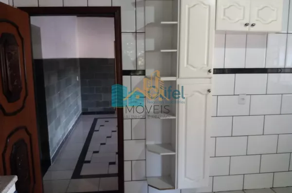 Excelente chácara  a 4 km do centro da cidade de Louveira com 03 dormitórios sendo 01 suíte, sala jantar, sala de estar, 08 vagas de garagem sendo 04 coberta, canil, campo de futsal gramado, piscina, churrasqueira, fogão e forno à lenha, lago, com uma áre - Foto 27