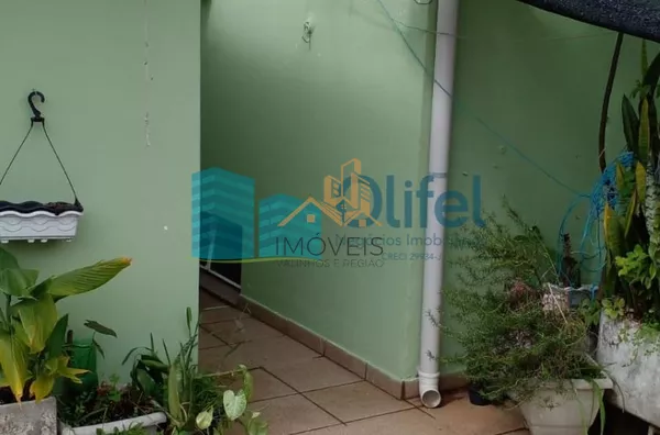Excelente casa de esquina para comércio ou residência localizada na cidade de Jundiai em um bairro misto, próximo ao centro da cidade.  Imóvel conta com 2 dormitórios, sala, ampla cozinha com armários, lavanderia, banheiro. na parte superior um espaço cob - Foto 6