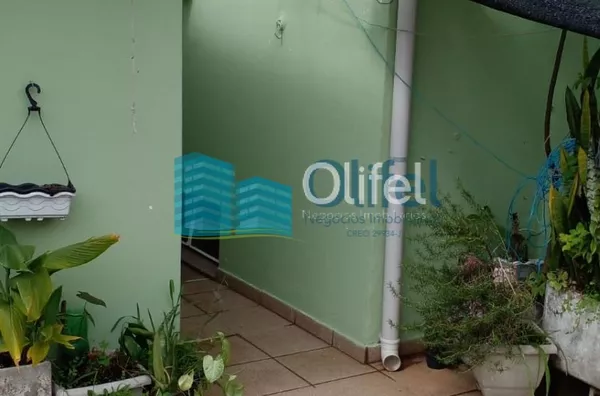 Excelente casa de esquina para comércio ou residência localizada na cidade de Jundiai em um bairro misto, próximo ao centro da cidade.  Imóvel conta com 2 dormitórios, sala, ampla cozinha com armários, lavanderia, banheiro. na parte superior um espaço cob - Foto 6