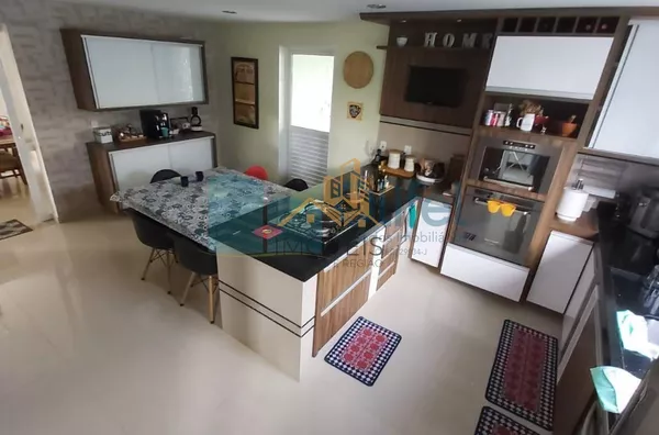 Lindo sobrado em condomínio com ótima localização e segurança 24 horas, 640 m² de terreno com 360 m² de construção, 4 dormitórios sendo 2 suítes e uma com hidromassagem e closet, 2 salas, lavabo, ampla cozinha com copa, lavanderia, ótimo espaço externo co - Foto 7