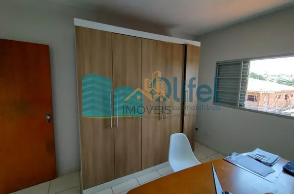 Casa assobradada com 03 dormitórios, sala de estar e jantar, cozinha ampla com armários planejados, 02 banheiros, garagem coberta para 02 veículos, lavanderia, quintal, canil,bairro aberto,  acesso rápido para a Rod. Anhanguera, apto para contratação de f - Foto 33