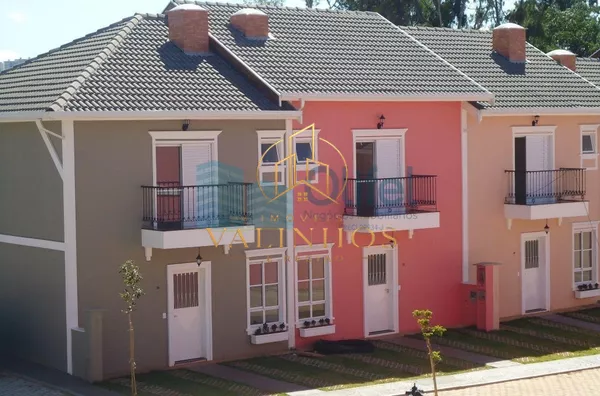 Descubra o encanto deste charmoso sobrado em um condomínio fechado em Valinhos. Com 5400m² de área verde, a casa oferece 3 dormitórios, suíte, quintal e muito mais.