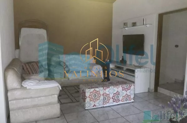 Linda casa de esquina com 3 dormitórios, sendo 1 suíte com hidromassagem, sala 2 ambientes, escritório, cozinha planejada, despensa, área gourmet, garagem para 2 carros cobertas, portão automático, bairro tranquilo. Vale a pena conferir.