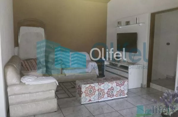 Linda casa de esquina com 3 dormitórios, sendo 1 suíte com hidromassagem, sala 2 ambientes, escritório, cozinha planejada, despensa, área gourmet, garagem para 2 carros cobertas, portão automático, bairro tranquilo. Vale a pena conferir. - Foto 3