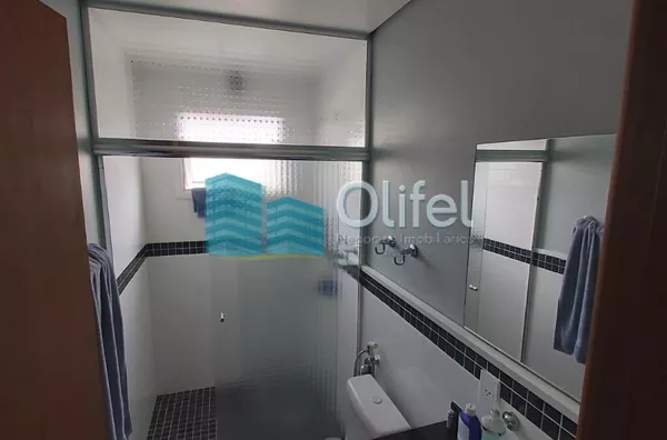 Lindo sobrado em condomínio com ótima localização e segurança 24 horas, 640 m² de terreno com 360 m² de construção, 4 dormitórios sendo 2 suítes e uma com hidromassagem e closet, 2 salas, lavabo, ampla cozinha com copa, lavanderia, ótimo espaço externo co - Foto 17