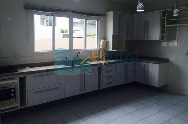 Excelente casa térrea em condomínio fechado na cidade de Louveira com 3 suítes, sala de estar, jantar e TV, cozinha ampla e planejada, banheiro social, linda área gourmet com churrasqueira com fechamento em vidro, piscina e vagas de garagem.  Imóvel rico - Foto 6