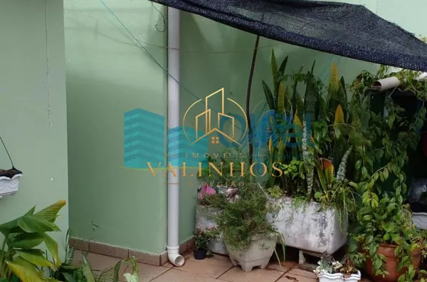 Excelente casa de esquina para comércio ou residência localizada na cidade de Jundiai em um bairro misto, próximo ao centro da cidade.  Imóvel conta com 2 dormitórios, sala, ampla cozinha com armários, lavanderia, banheiro. na parte superior um espaço cob