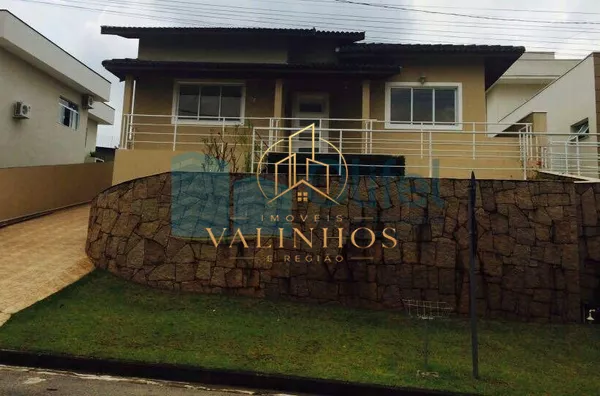 Excelente casa térrea em condomínio fechado na cidade de Louveira com 3 suítes, sala de estar, jantar e TV, cozinha ampla e planejada, banheiro social, linda área gourmet com churrasqueira com fechamento em vidro, piscina e vagas de garagem.  Imóvel rico