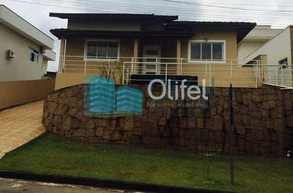 Excelente casa térrea em condomínio fechado na cidade de Louveira com 3 suítes, sala de estar, jantar e TV, cozinha ampla e planejada, banheiro social, linda área gourmet com churrasqueira com fechamento em vidro, piscina e vagas de garagem.  Imóvel rico - Foto 1