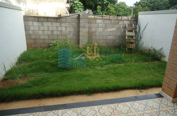 Descubra o encanto deste charmoso sobrado em um condomínio fechado em Valinhos. Com 5400m² de área verde, a casa oferece 3 dormitórios, suíte, quintal e muito mais. - Foto 6