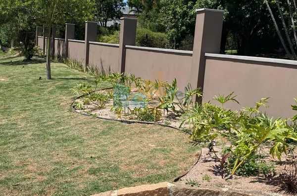 Excelente casa à venda no Condomínio São Joaquim,. Próxima ao lago, iluminação natural e muito arejada. No piso inferior a casa possui um espaço para home office, salão de jogos ou festas, 2 dormitórios e 1 suíte. No piso superior são 3 suítes sendo 1 mas - Foto 39