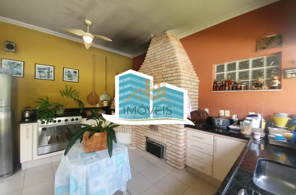 Excelente casa, com ótima metragem em um dos condomínios conhecidos pela sua imensa área verde e beleza, excelente localização na cidade de Vinhedo. A casa foi construída em um terreno praticamente plano, opção ideal para quem busca acessibilidade. A casa - Foto 2