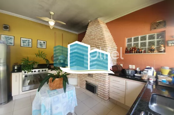 Excelente casa, com ótima metragem em um dos condomínios conhecidos pela sua imensa área verde e beleza, excelente localização na cidade de Vinhedo. A casa foi construída em um terreno praticamente plano, opção ideal para quem busca acessibilidade. A casa - Foto 2