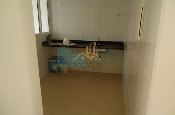 Descubra o encanto deste charmoso sobrado em um condomínio fechado em Valinhos. Com 5400m² de área verde, a casa oferece 3 dormitórios, suíte, quintal e muito mais. - Foto 9