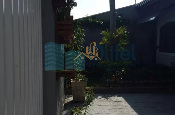 Ótima casa em bairro tranquilo na cidade de Louveira com 3 dormitórios sendo 1 suíte, sala 2 ambientes, cozinha americana com armários, edícula com churrasqueira gourmet e banheiro, quintal e garagem para 4 carros. - Foto 16