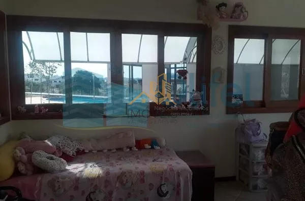 Excelente sobrado na cidade de  Louveira, com 4 dormitórios, sendo 1 suíte master com closet, banheiro social, quartos avarandados, lavabo, ampla sala de estar, jantar e mezanino, escritório, cozinha, copa, lavanderia, despensa, área gourmet com churrasqu - Foto 17