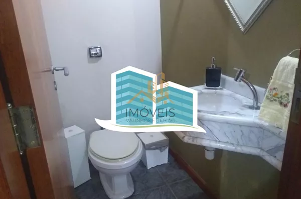Casa térrea  em condomínio na cidade de Valinhos, contendo apenas escada para  acesso à casa. Localizada  região do Paiquerê, próximo ao Colégio Porto Seguro, Shopping Valinhos. Imóvel  com 3 dormitórios, sendo 1 suíte, todos com armários e ar condicionad - Foto 32