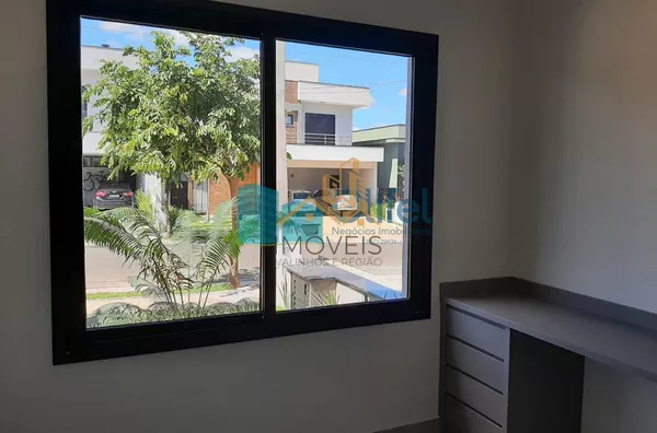 Linda casa térrea, 206m².O imóvel conta com 03 suítes com armários, sendo a suíte master com closet, escritório, lavabo, sala 2 ambientes, cozinha com armários e espaço gourmet com churrasqueira e armários, fogão cooktop  ja instalado. Piscina Aquecida. T - Foto 27