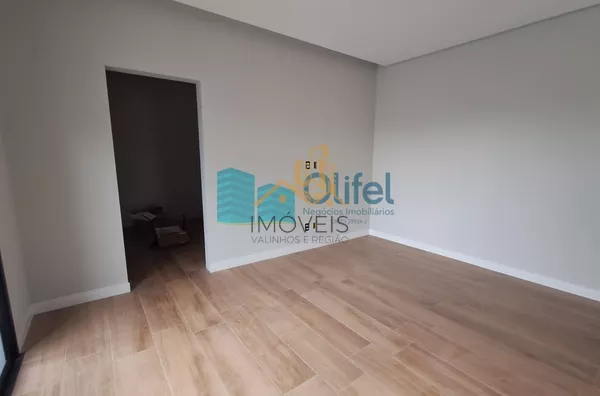 Imagine morar com a sua família em uma casa nova, totalmente térrea em um excelente condomínio com reserva ao seu entorno, ruas arborizadas e uma excelente área de lazer e segurança.  O imóvel possui 3 suítes, sala ampla integrada a cozinha e área gourmet - Foto 10