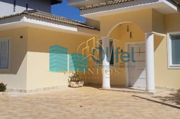 Excelente casa térrea em condomínio fechado com portaria 24hs, segurança com ronda e área de lazer, além de muito verde em suas ruas. Boa localização dentro do condomínio  com  frente para 2 ruas. Casa toda climatizada , sendo 3 suítes, todas com ar condi