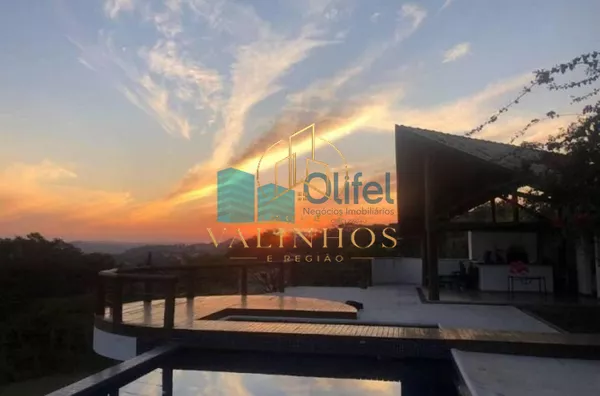 Casa à venda com 5 suítes em  condomínio de alto padrão na cidade de Louveira.  Lindo sobrado moderno e com fino acabamento, são 760m² de construção em um terreno de 1.890m², o andar superior oferece 3 suítes sendo a master com closet e banheira com hidro