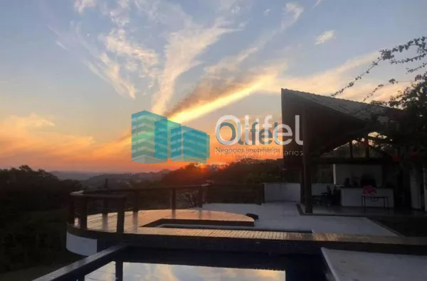 Casa à venda com 5 suítes em  condomínio de alto padrão na cidade de Louveira.  Lindo sobrado moderno e com fino acabamento, são 760m² de construção em um terreno de 1.890m², o andar superior oferece 3 suítes sendo a master com closet e banheira com hidro - Foto 1