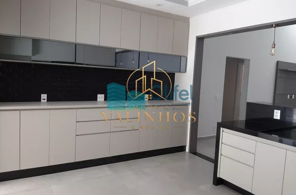 Linda casa térrea, 206m².O imóvel conta com 03 suítes com armários, sendo a suíte master com closet, escritório, lavabo, sala 2 ambientes, cozinha com armários e espaço gourmet com churrasqueira e armários, fogão cooktop  ja instalado. Piscina Aquecida. T