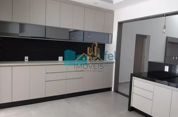 Linda casa térrea, 206m².O imóvel conta com 03 suítes com armários, sendo a suíte master com closet, escritório, lavabo, sala 2 ambientes, cozinha com armários e espaço gourmet com churrasqueira e armários, fogão cooktop  ja instalado. Piscina Aquecida. T - Foto 5