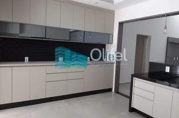 Linda casa térrea, 206m².O imóvel conta com 03 suítes com armários, sendo a suíte master com closet, escritório, lavabo, sala 2 ambientes, cozinha com armários e espaço gourmet com churrasqueira e armários, fogão cooktop  ja instalado. Piscina Aquecida. T - Foto 5