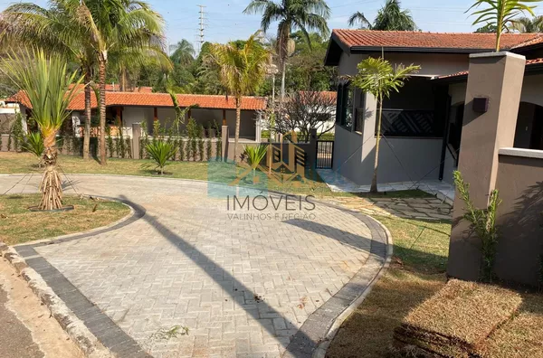 Excelente casa à venda no Condomínio São Joaquim,. Próxima ao lago, iluminação natural e muito arejada. No piso inferior a casa possui um espaço para home office, salão de jogos ou festas, 2 dormitórios e 1 suíte. No piso superior são 3 suítes sendo 1 mas - Foto 17