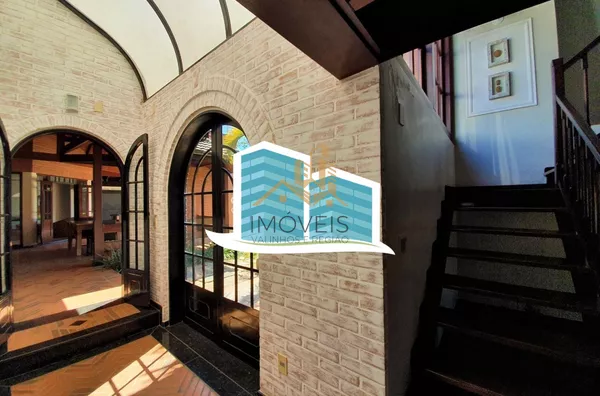 Maravilhosa casa a venda em condomínio na cidade de valinhos. com detalhes rústicos e da arquitetura inglesa. Aquela casa com cara de casa, a arquitetura diferenciada parece nos abraçar entre seus grandes vãos, vigas de madeira e concreto, arcos e piso ce - Foto 37