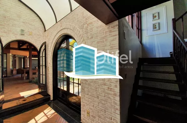 Maravilhosa casa a venda em condomínio na cidade de valinhos. com detalhes rústicos e da arquitetura inglesa. Aquela casa com cara de casa, a arquitetura diferenciada parece nos abraçar entre seus grandes vãos, vigas de madeira e concreto, arcos e piso ce - Foto 37
