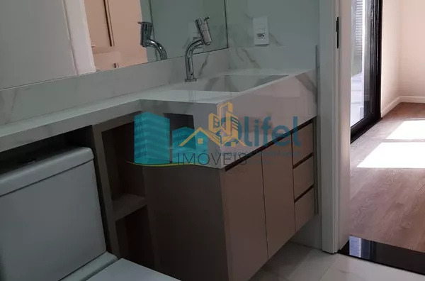 Linda casa térrea, 206m².O imóvel conta com 03 suítes com armários, sendo a suíte master com closet, escritório, lavabo, sala 2 ambientes, cozinha com armários e espaço gourmet com churrasqueira e armários, fogão cooktop  ja instalado. Piscina Aquecida. T - Foto 38