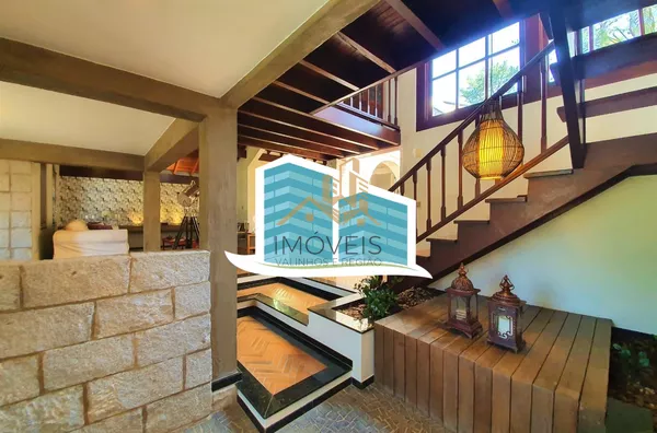 Maravilhosa casa a venda em condomínio na cidade de valinhos. com detalhes rústicos e da arquitetura inglesa. Aquela casa com cara de casa, a arquitetura diferenciada parece nos abraçar entre seus grandes vãos, vigas de madeira e concreto, arcos e piso ce - Foto 30