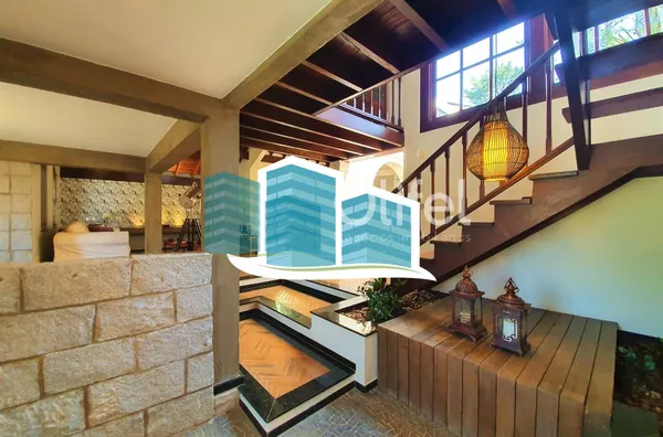 Maravilhosa casa a venda em condomínio na cidade de valinhos. com detalhes rústicos e da arquitetura inglesa. Aquela casa com cara de casa, a arquitetura diferenciada parece nos abraçar entre seus grandes vãos, vigas de madeira e concreto, arcos e piso ce - Foto 30