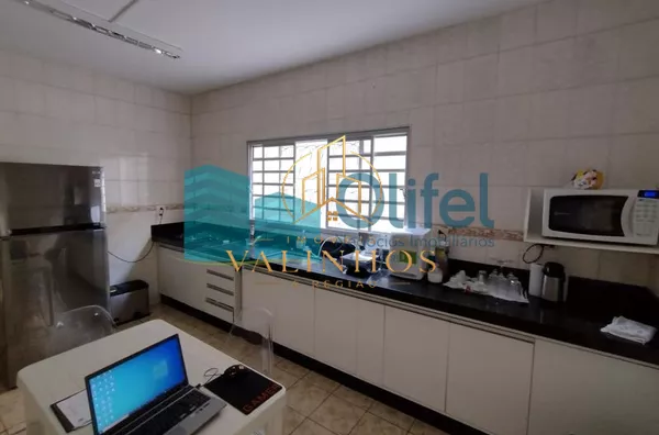 Casa assobradada com 03 dormitórios, sala de estar e jantar, cozinha ampla com armários planejados, 02 banheiros, garagem coberta para 02 veículos, lavanderia, quintal, canil,bairro aberto,  acesso rápido para a Rod. Anhanguera, apto para contratação de f