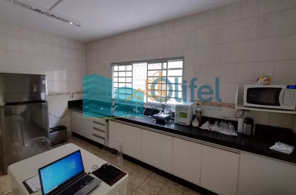 Casa assobradada com 03 dormitórios, sala de estar e jantar, cozinha ampla com armários planejados, 02 banheiros, garagem coberta para 02 veículos, lavanderia, quintal, canil,bairro aberto,  acesso rápido para a Rod. Anhanguera, apto para contratação de f - Foto 2