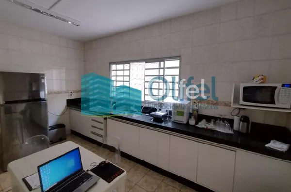 Casa assobradada com 03 dormitórios, sala de estar e jantar, cozinha ampla com armários planejados, 02 banheiros, garagem coberta para 02 veículos, lavanderia, quintal, canil,bairro aberto,  acesso rápido para a Rod. Anhanguera, apto para contratação de f - Foto 2