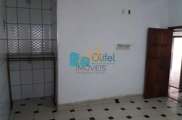 Excelente chácara  a 4 km do centro da cidade de Louveira com 03 dormitórios sendo 01 suíte, sala jantar, sala de estar, 08 vagas de garagem sendo 04 coberta, canil, campo de futsal gramado, piscina, churrasqueira, fogão e forno à lenha, lago, com uma áre - Foto 29
