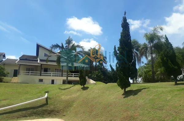 Chácara Paradisíaca! Bairro tranquilo de chácaras residenciais. Rua Asfaltada e próximo a rodovia. Possui salão para festas próximo a piscina, quiosque, sala de jogos, campo de futebol, casa de caseiro. Casa Principal: Toda avarandada com 03 quartos, sala - Foto 2
