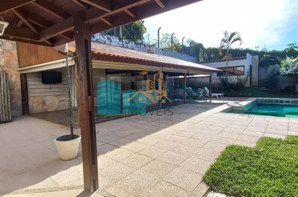 Excelente casa, estilo chácara, com belíssimo acabamento na cidade de Louveira com 1200 m² AT | 500 m² AC, sendo 03 dormitórios, sendo 1 master com closet, 03 banheiros, sala de TV, estar e jantar, lareira, adega, cozinha integrada rica em armários e i - Foto 32